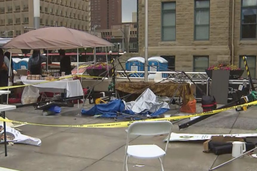 Кримінальні звинувачення після падіння світлодіодного екрану на ринку в Калгарі: два чоловіки постануть перед судом у лютому