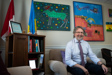 Сенатор Стен Катчер: чинні шляхи до PR для українців у Канаді стали «бар’єрами»