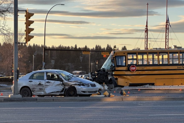 Аварія за участю шкільного автобуса та легкового автомобіля: чоловік у віці 70 років у критичному стані
