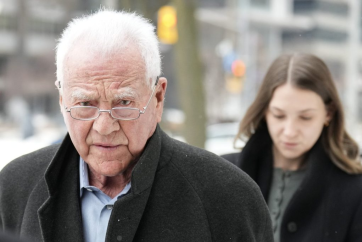 Шоста потерпіла продовжує свідчення у справі Френка Стронаха про сексуальні домагання