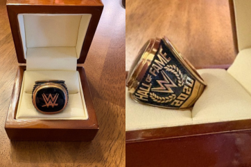 У Ллойдмінстері у члена сім'ї Харт викрали цінні борцівські реліквії, зокрема унікальний перстень із Залу слави WWE