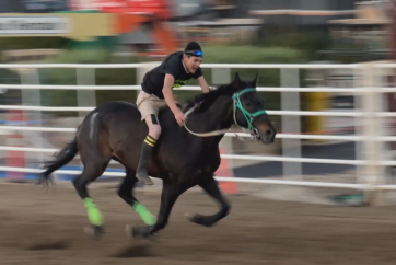 Вперше відбулося родео та естафета корінних народів на Calgary Stampede: відзначення культури та змагання на великій сцені
