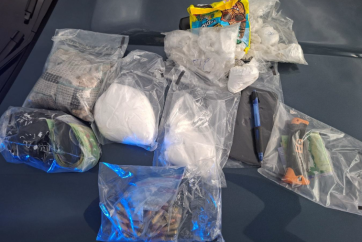 Двоє підлітків затримані в Калгарі: вилучено понад 840 грамів наркотиків та боєприпаси під час поліцейської перевірки