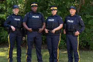 RCMP запускає нові темно-сині сорочки форми в Альберті: що зміниться для поліцейських та мешканців?