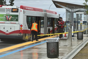 Жінка отримала серйозні травми внаслідок наїзду автобуса Calgary Transit у Калгарі