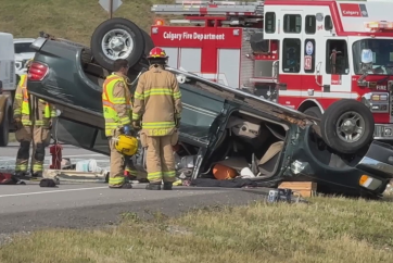 Аварія з перекиданням на Stoney Trail: одна людина в лікарні, закрито кілька з’їздів