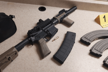 Поліція Калгарі виявила AR-15 у готельному номері під час розслідування викрадення вантажівки