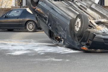 У північно-східному Калгарі автомобіль перекинувся, одна особа отримала травми