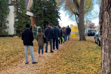У перший день дострокового голосування в Альберті віддано майже 175 000 голосів на референдумі