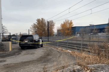 Поліція Калгарі розслідує інцидент: чоловіка знайдено з важкими травмами поблизу залізничних колій